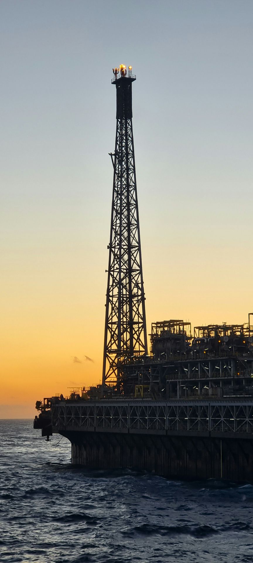 an oil rig in the middle of the ocean